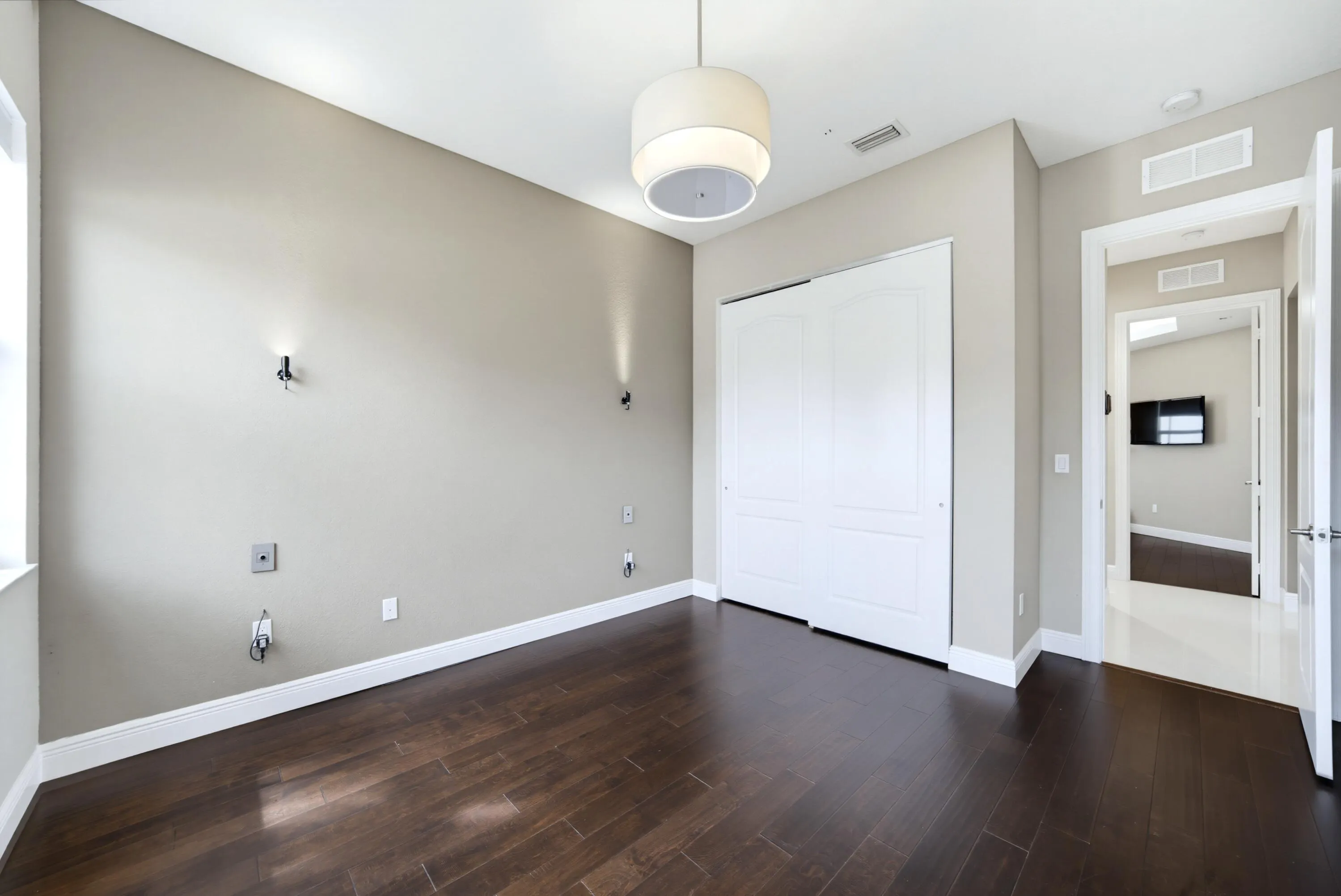 8561 LAKESIDE Bend