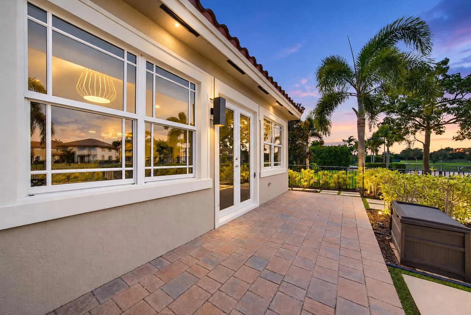 8561 LAKESIDE Bend