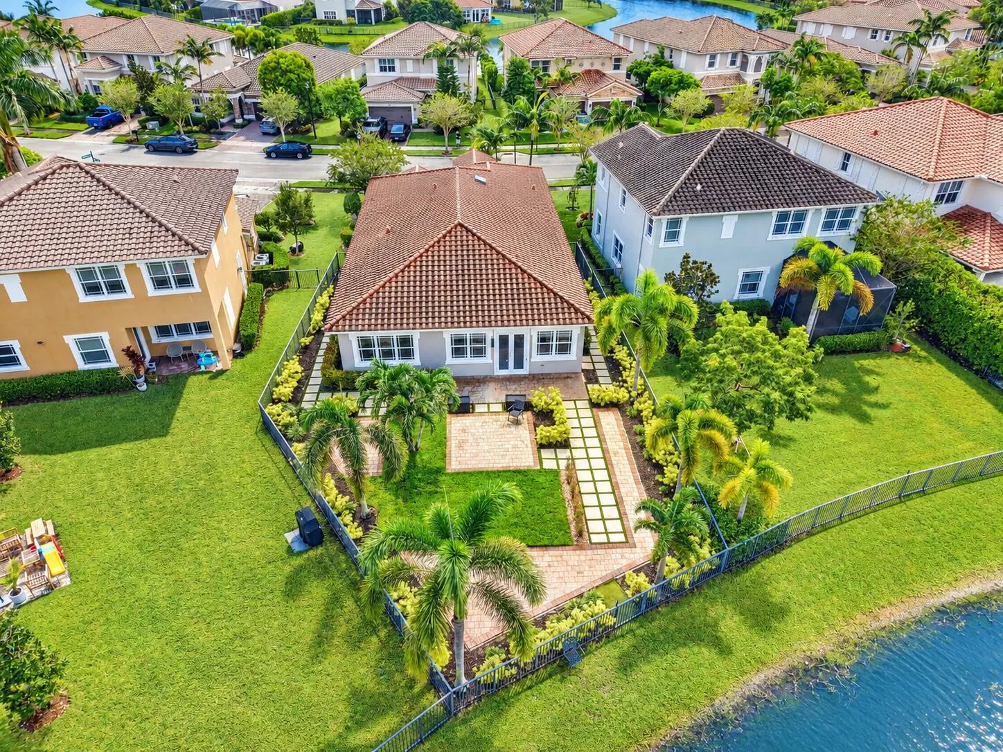 8561 LAKESIDE Bend