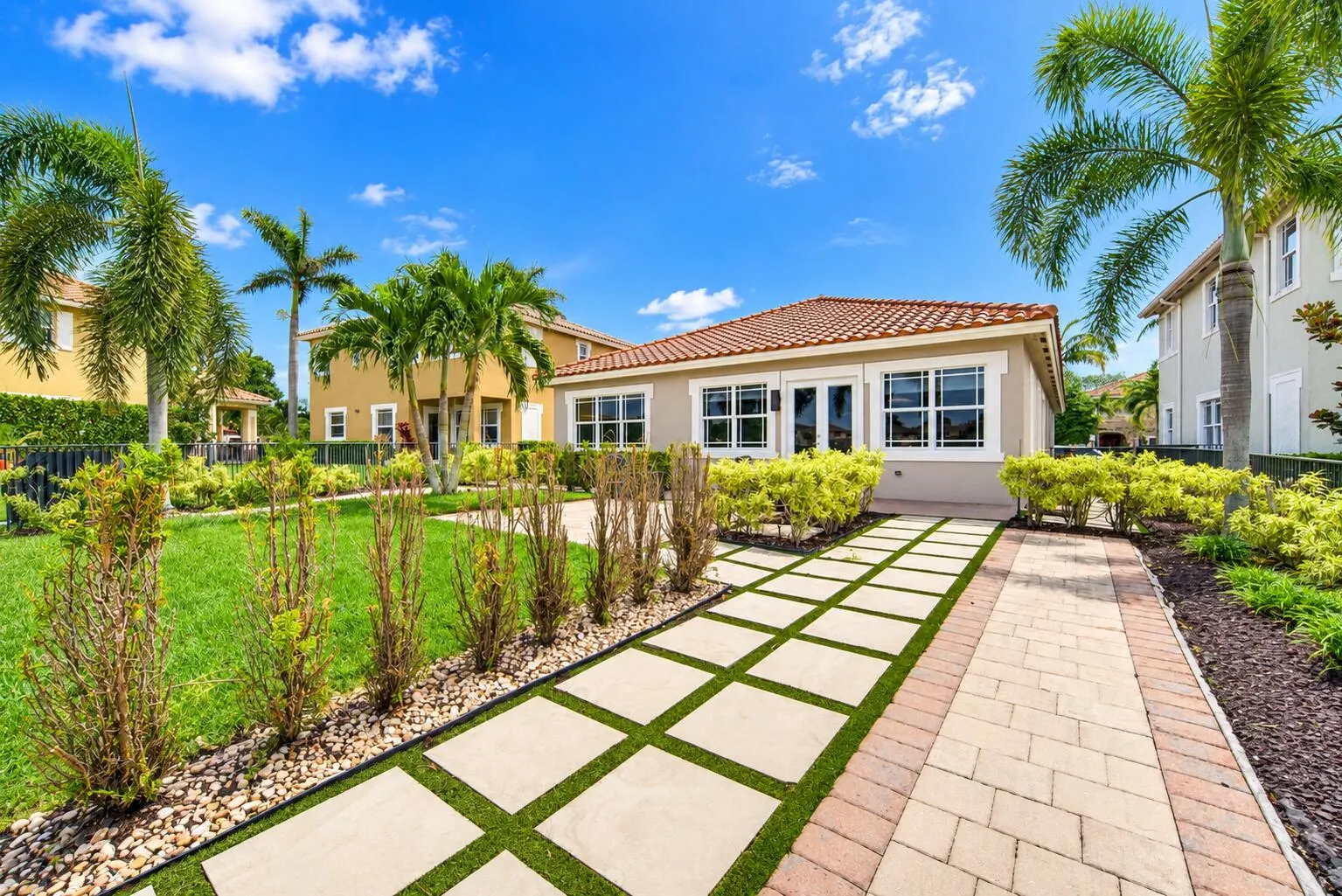 8561 LAKESIDE Bend