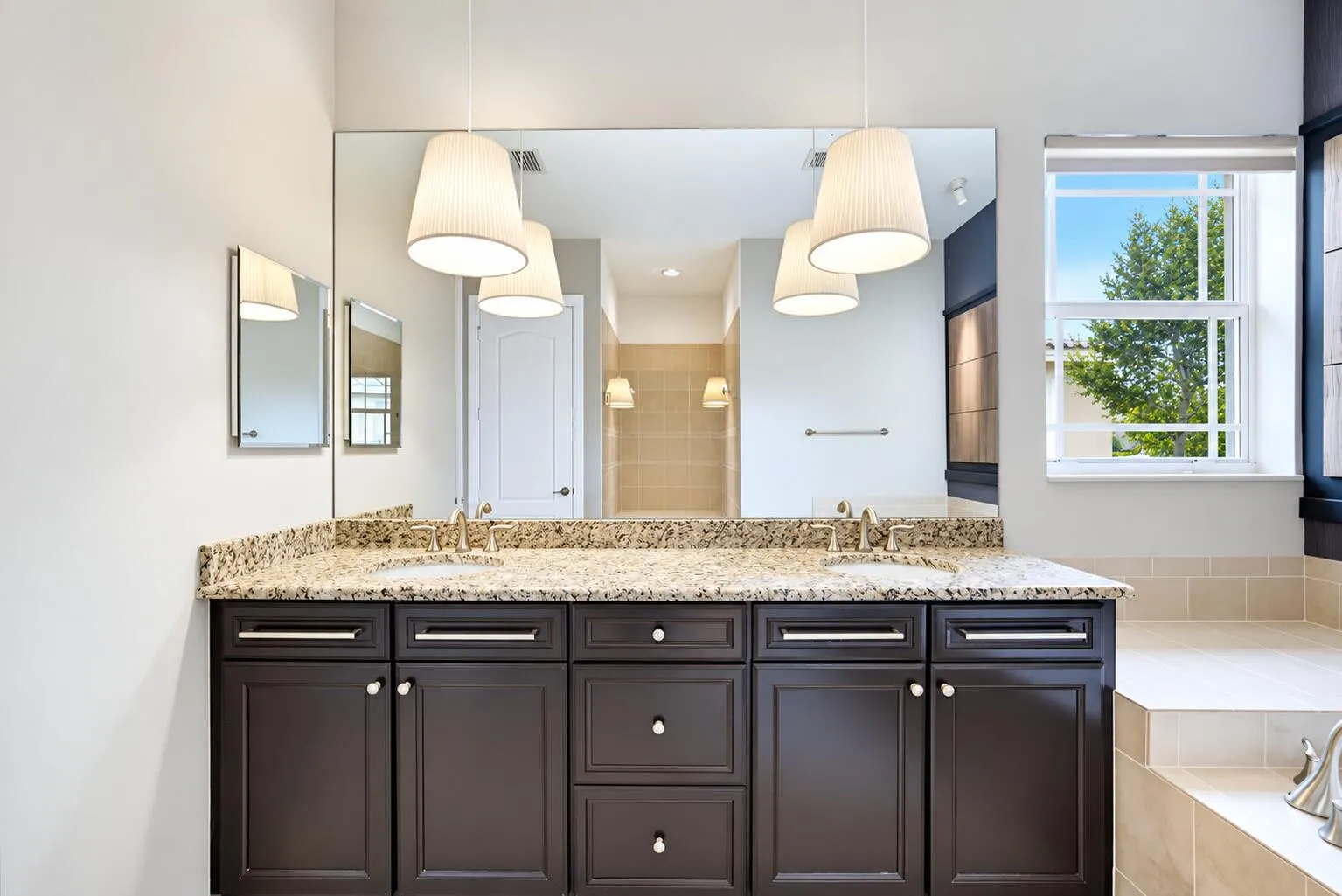8561 LAKESIDE Bend