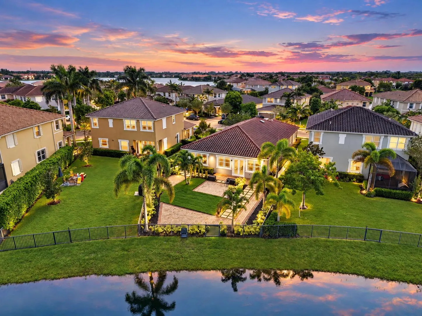 8561 LAKESIDE Bend