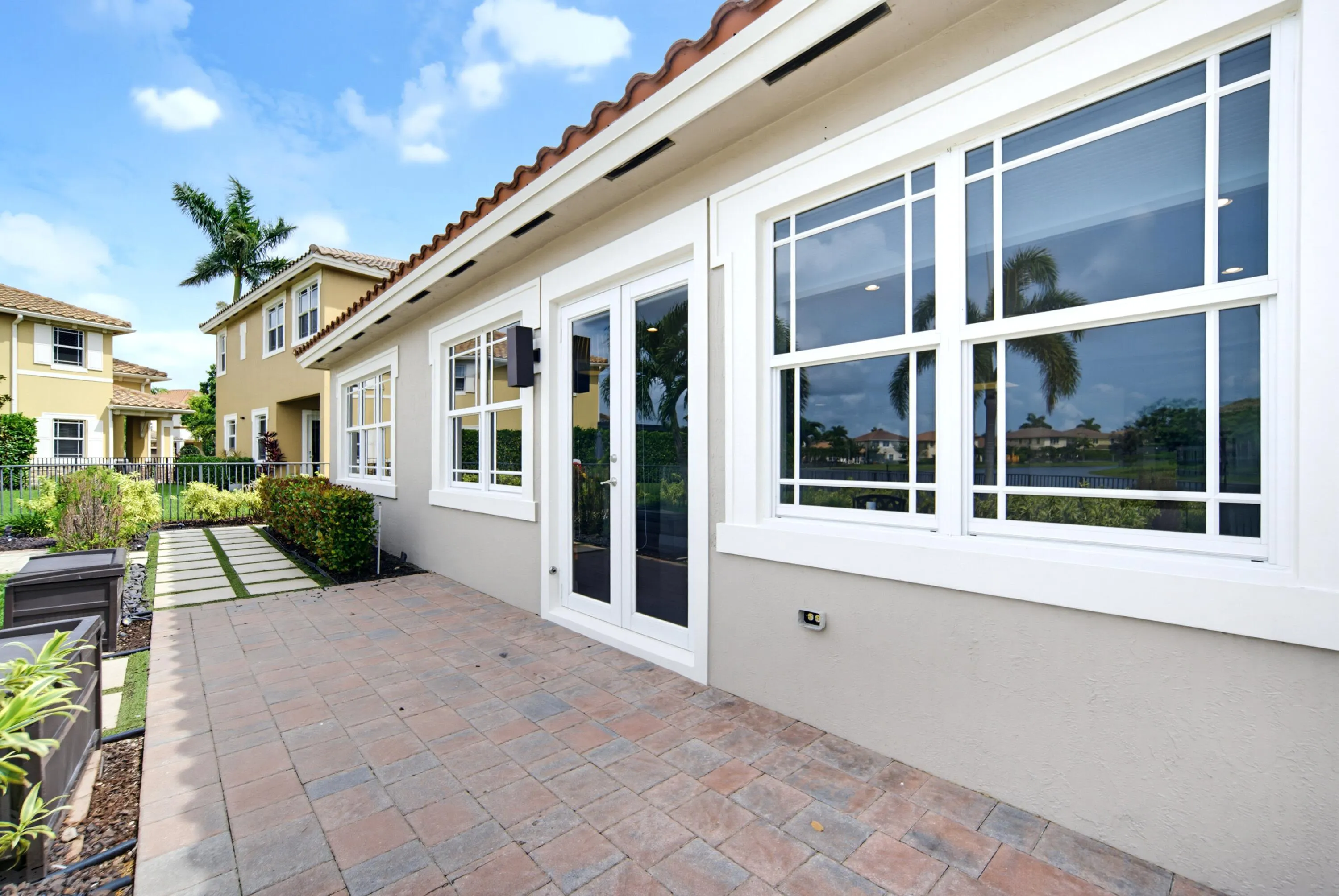8561 LAKESIDE Bend