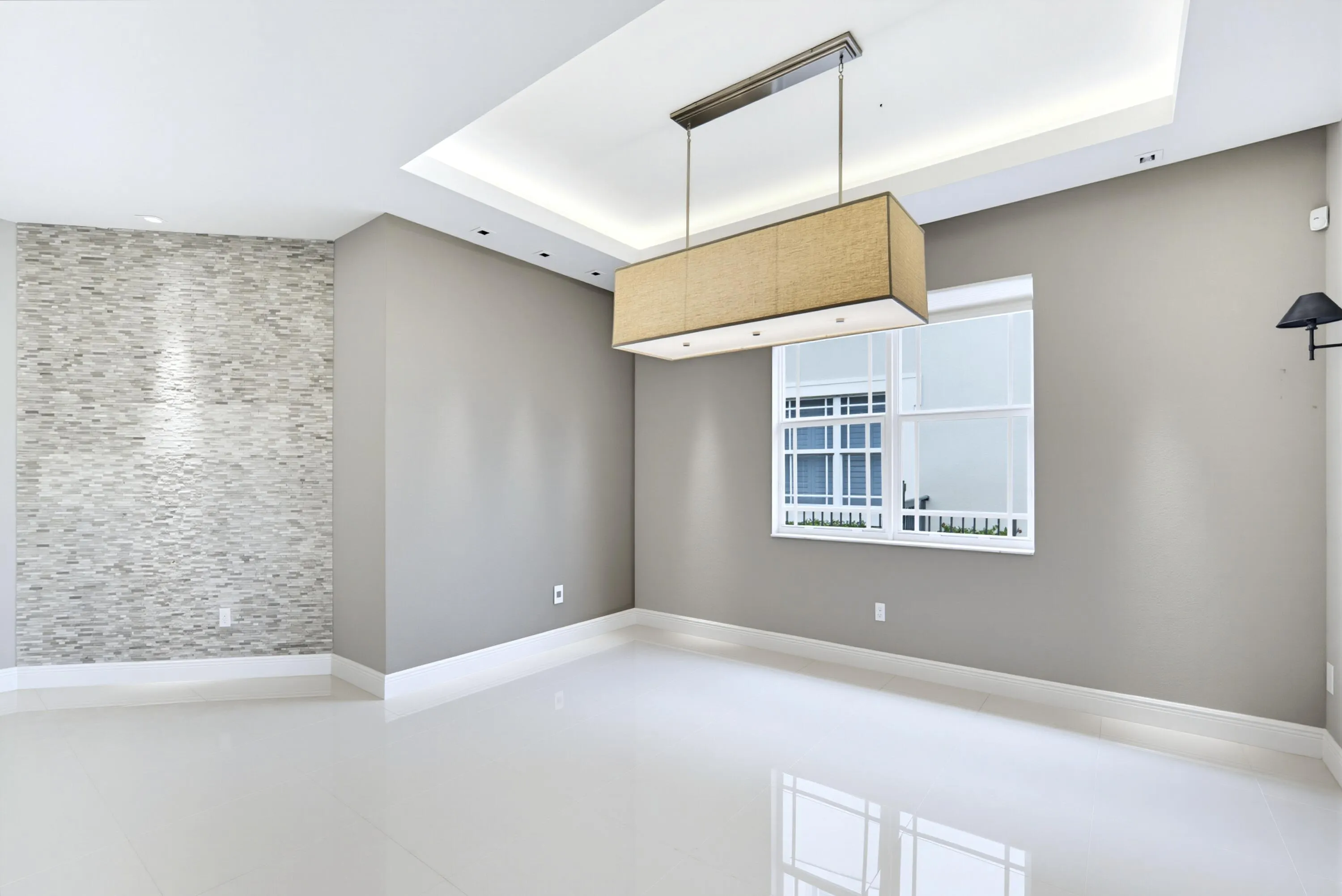 8561 LAKESIDE Bend