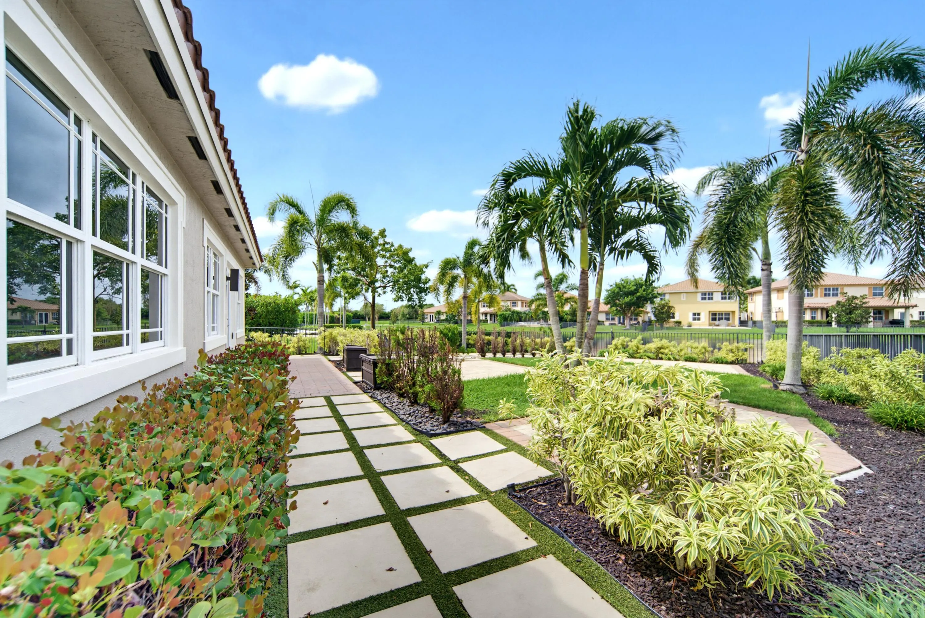 8561 LAKESIDE Bend