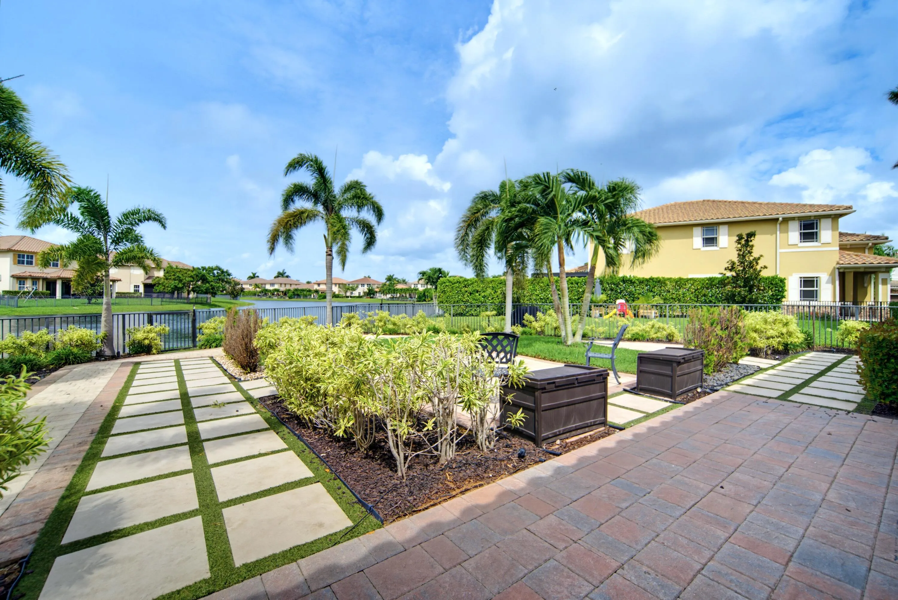8561 LAKESIDE Bend