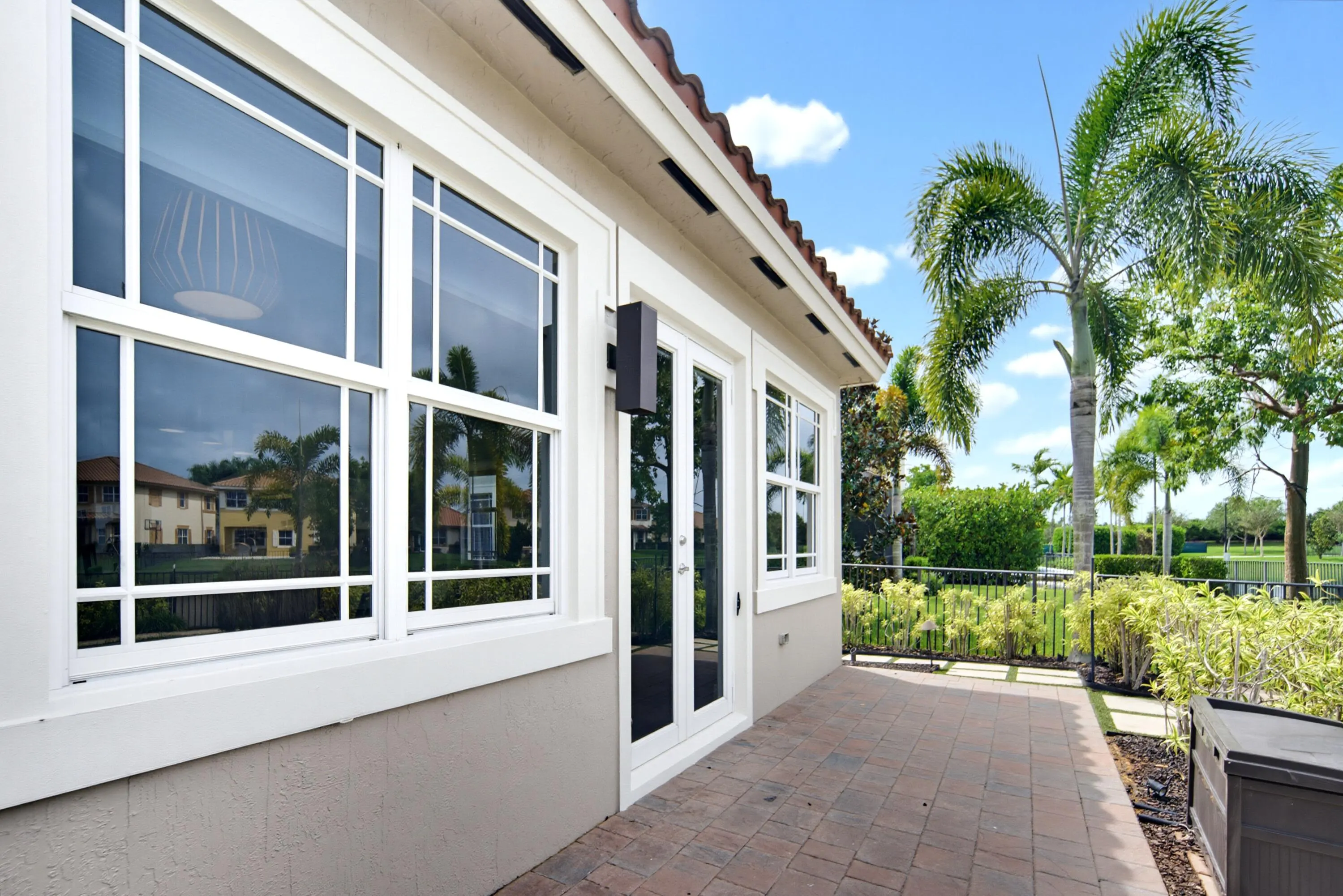 8561 LAKESIDE Bend