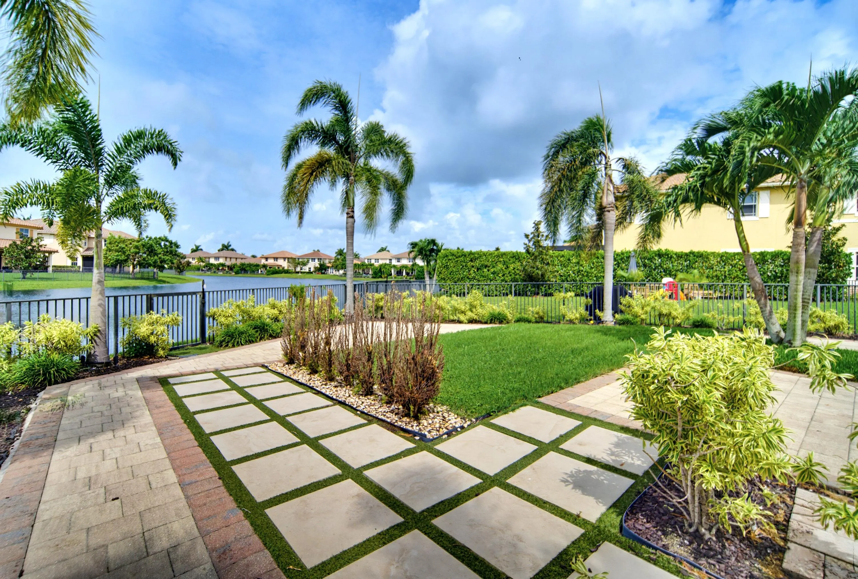 8561 LAKESIDE Bend