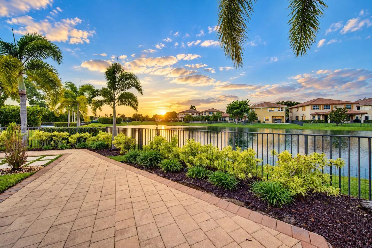 8561 LAKESIDE Bend