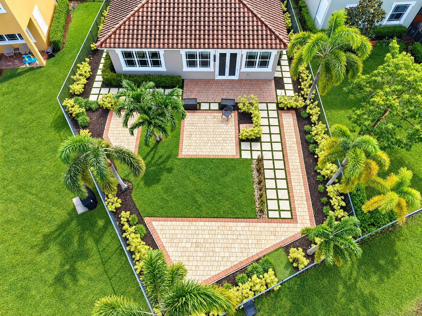 8561 LAKESIDE Bend