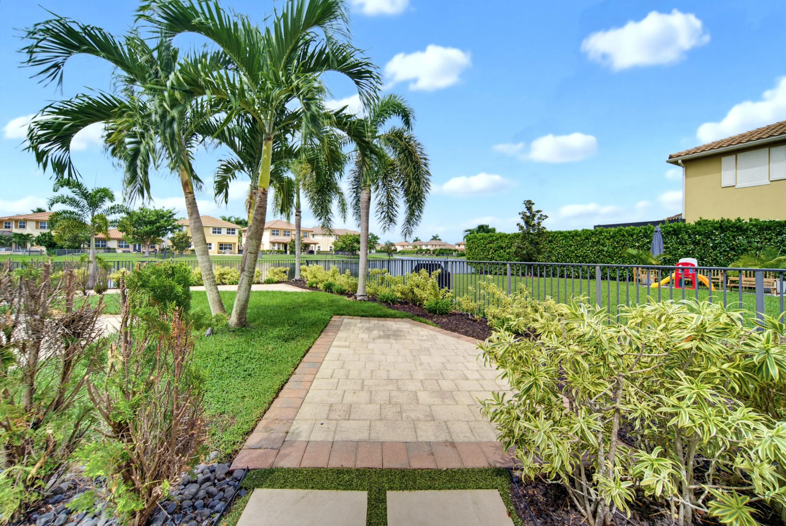 8561 LAKESIDE Bend