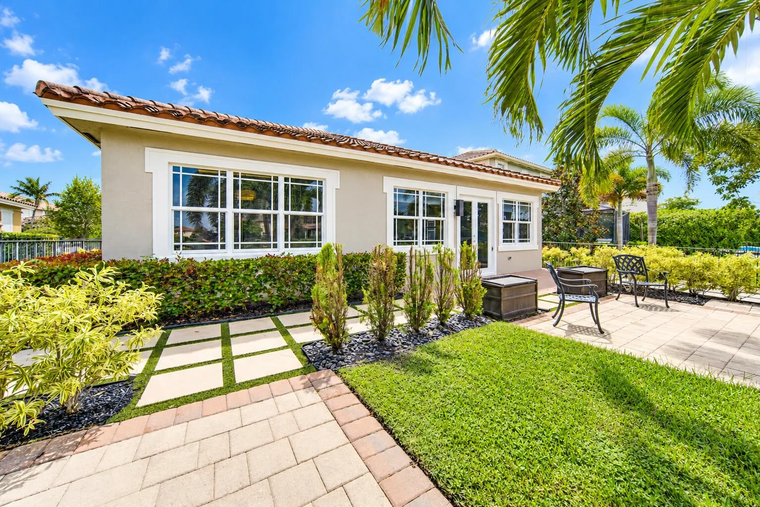 8561 LAKESIDE Bend