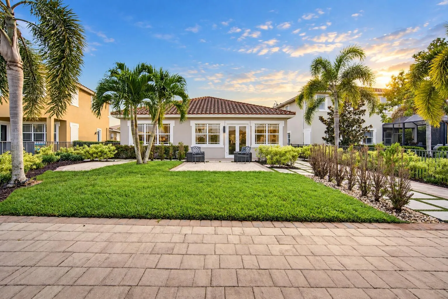 8561 LAKESIDE Bend