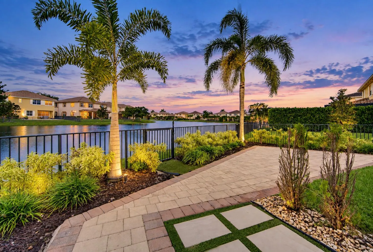 8561 LAKESIDE Bend