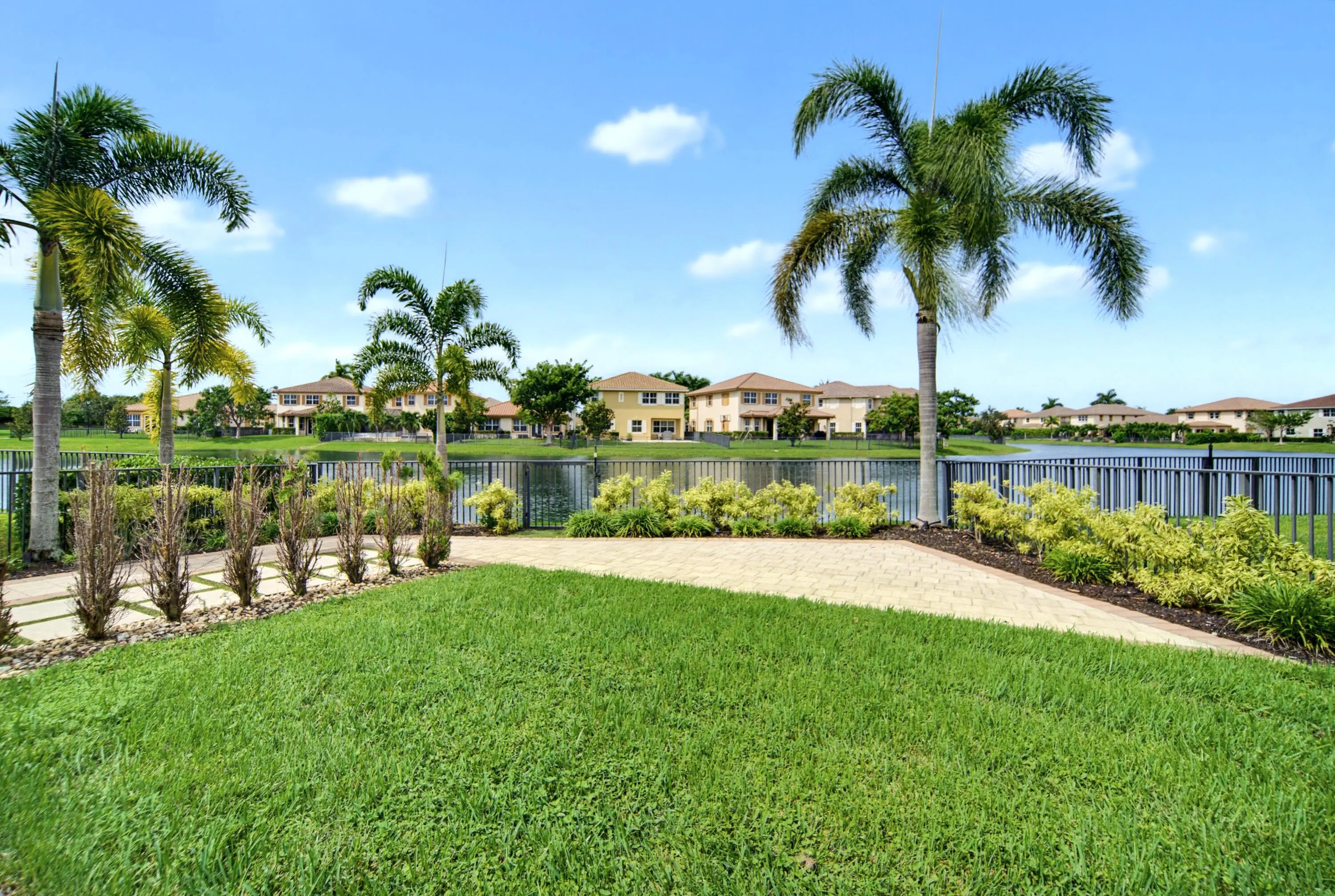 8561 LAKESIDE Bend