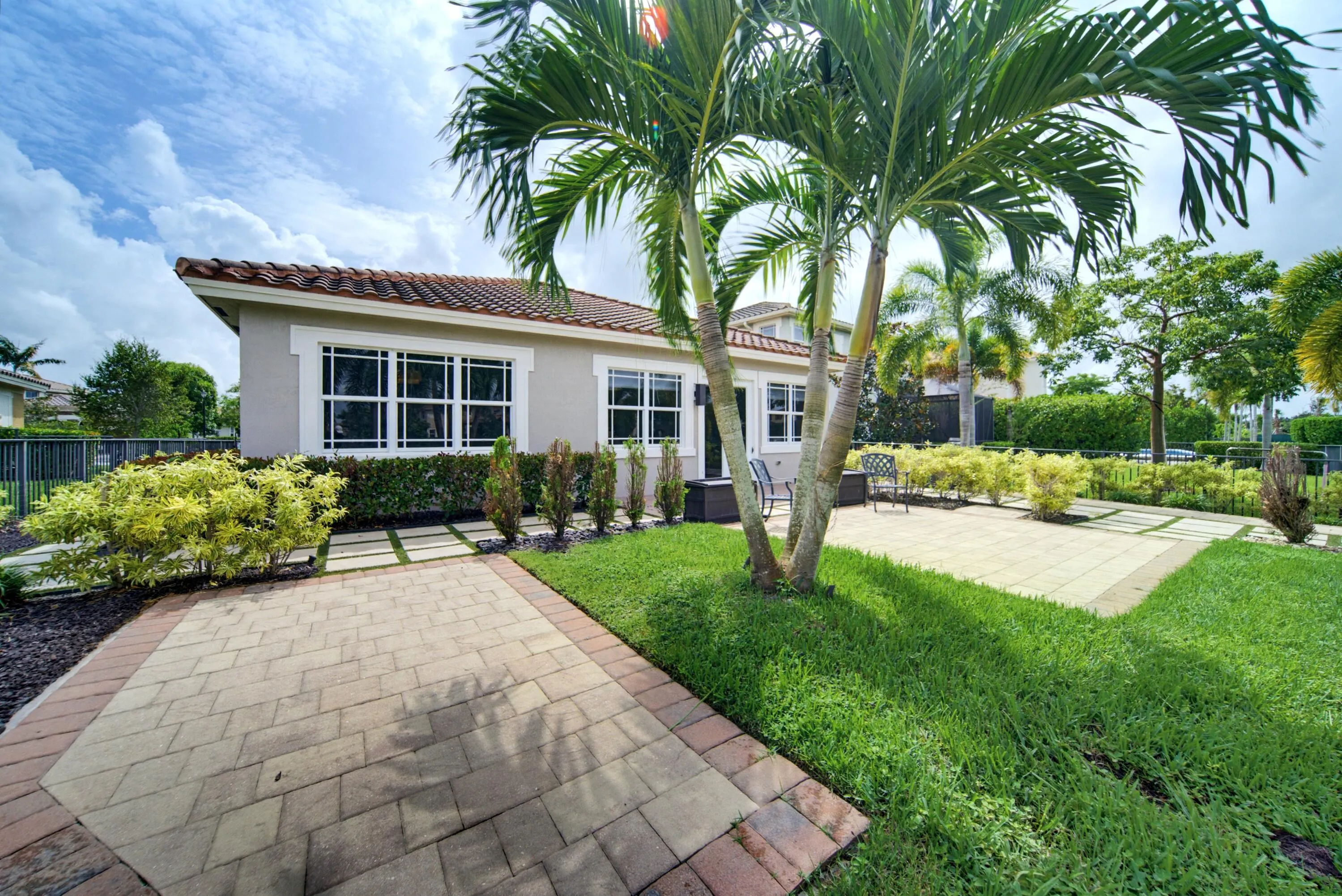 8561 LAKESIDE Bend