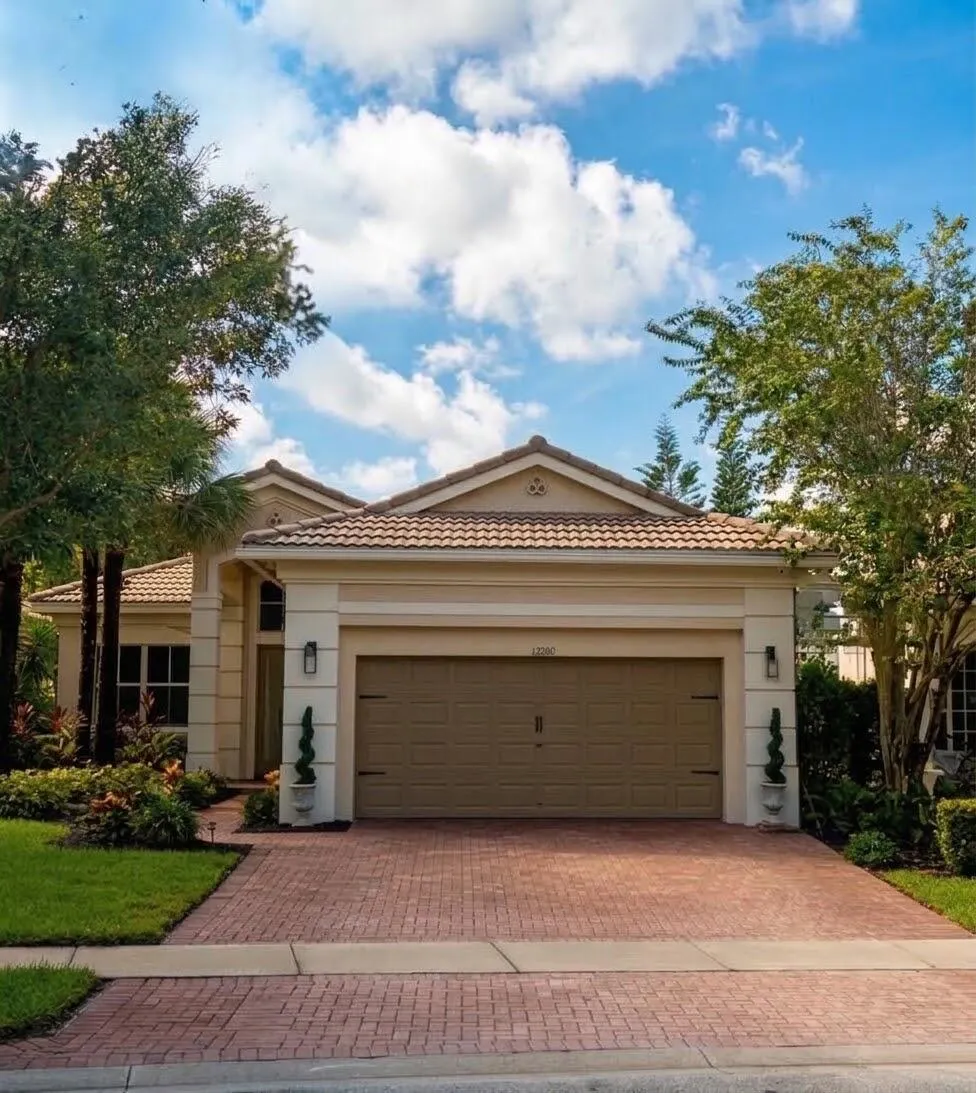12200 NW 77TH Manor