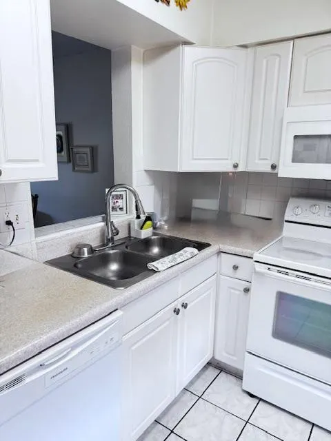 7320 LAKE CIR Drive #407