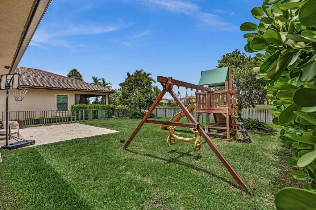 12143 S Baypoint Circle