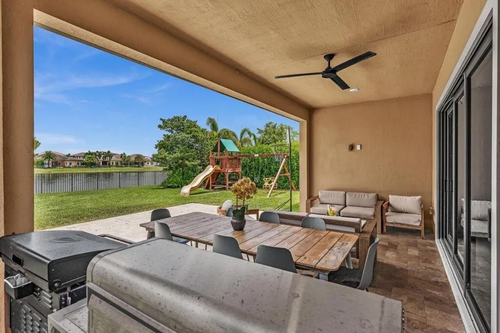 12143 S Baypoint Circle