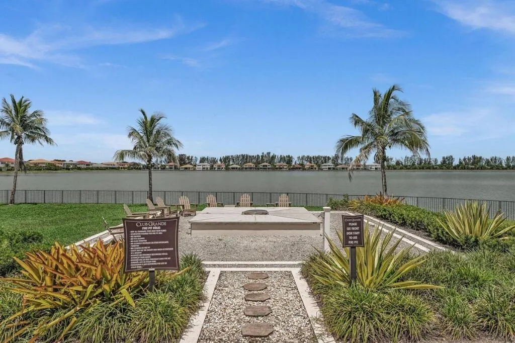 12143 S Baypoint Circle