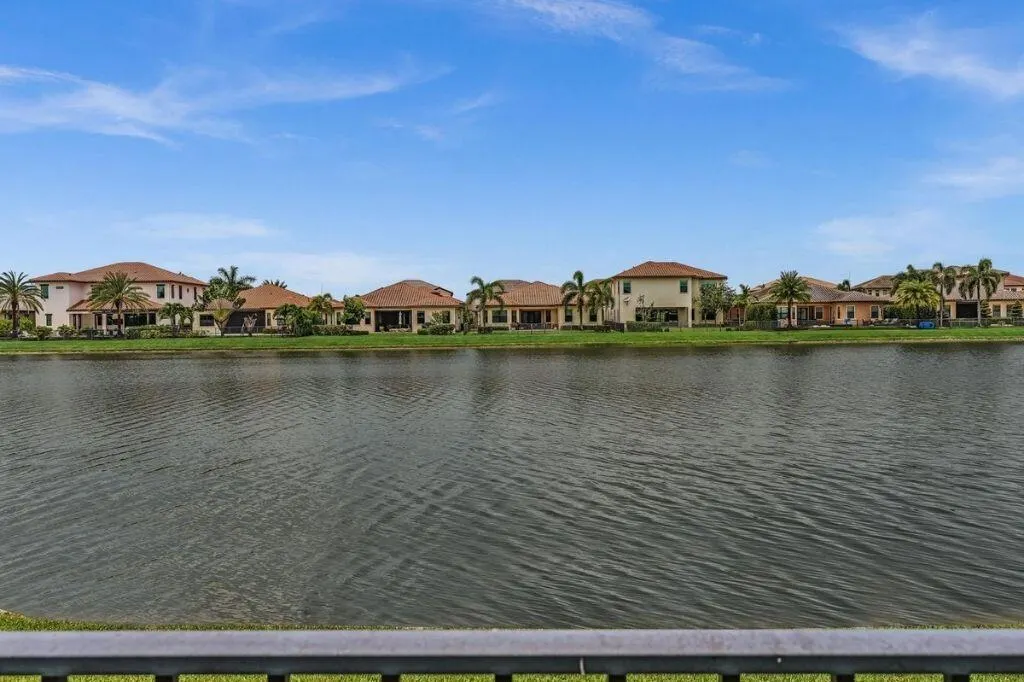 12143 S Baypoint Circle