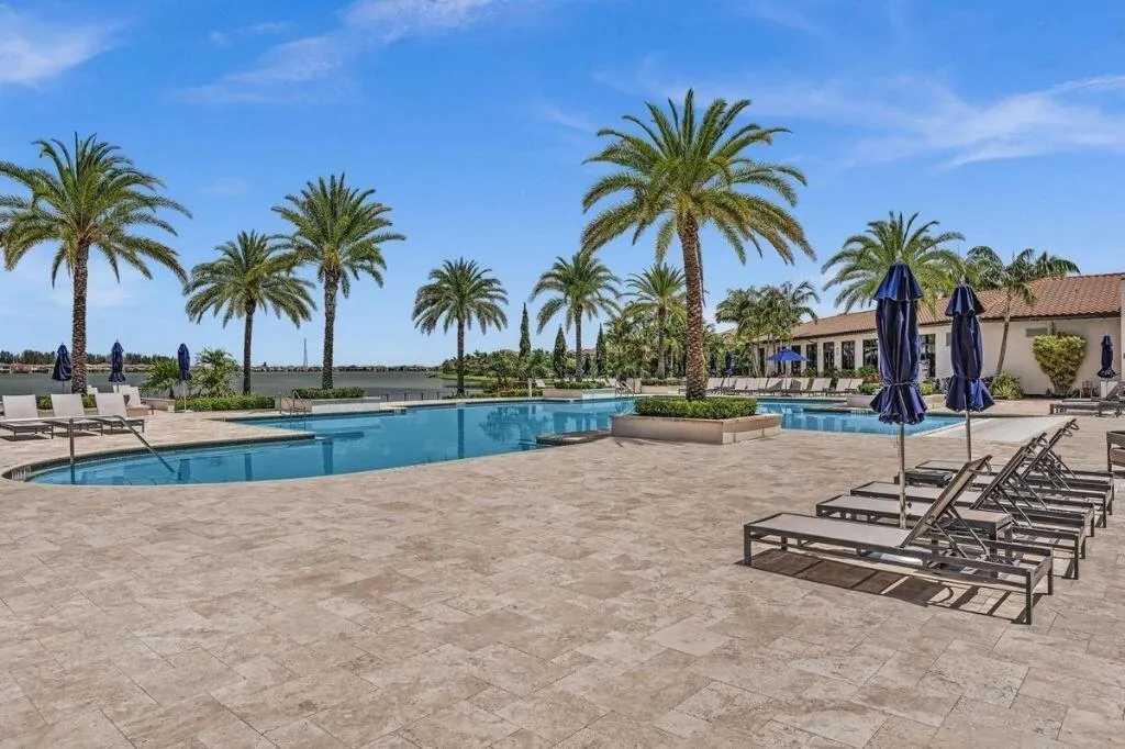 12143 S Baypoint Circle