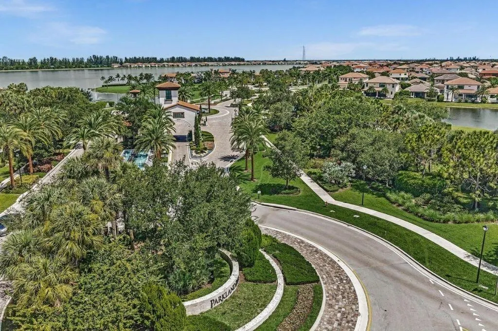 12143 S Baypoint Circle