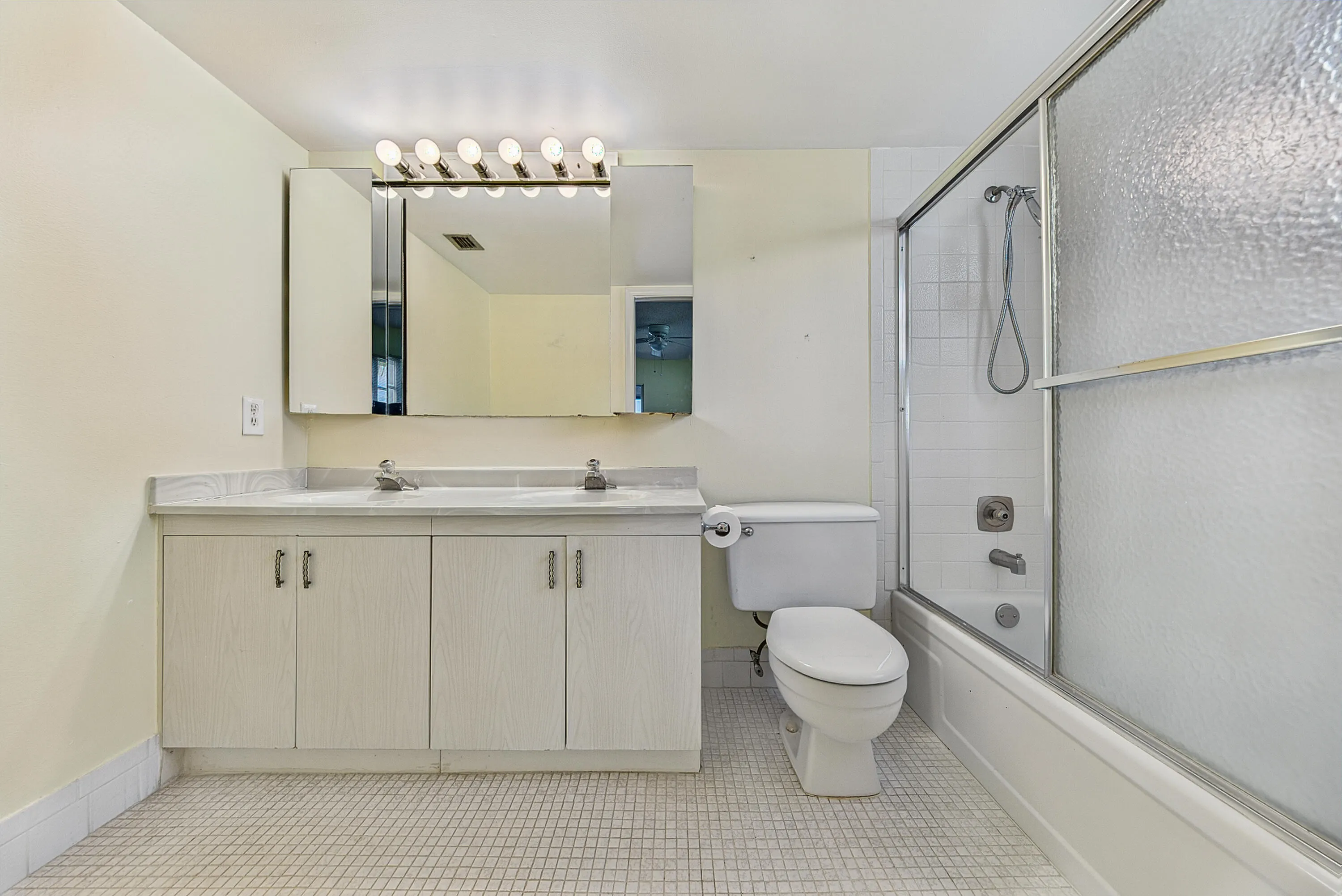 2904 VICTORIA Place #A2