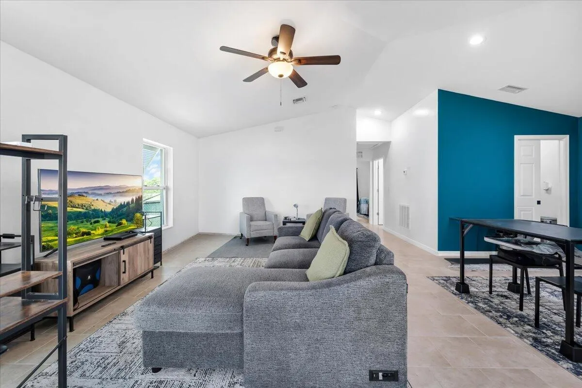 908 RIVERSIDE Drive SW