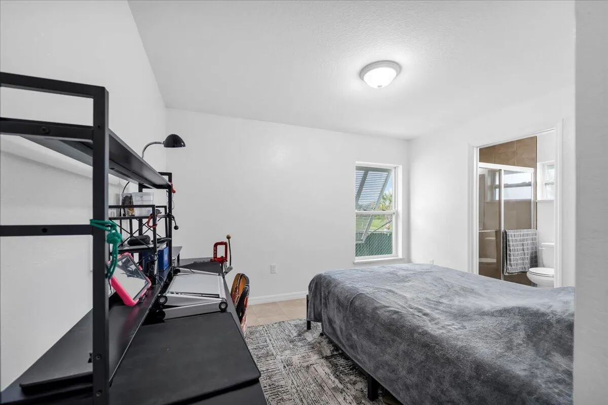 908 RIVERSIDE Drive SW