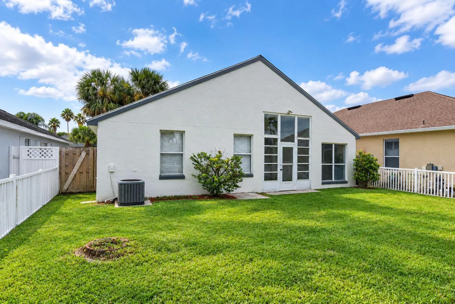 713 NW Waterlily Place