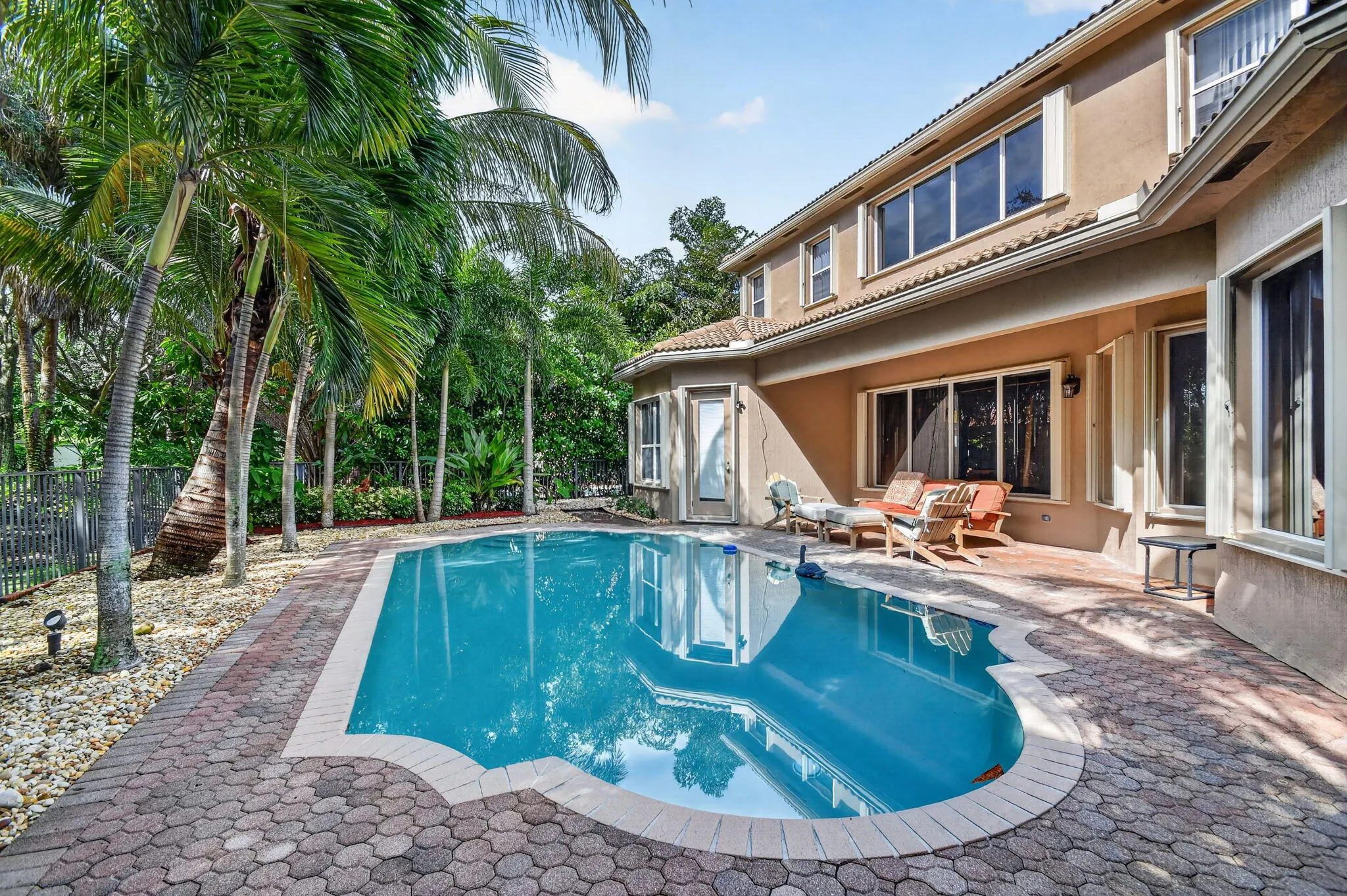 6039 WALNUT HILL Drive