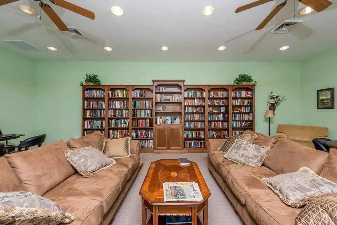 605 SW 42ND Cove