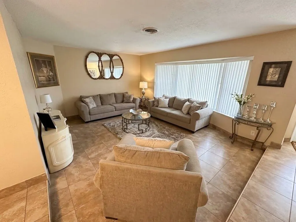 820 SW 49th Terrace