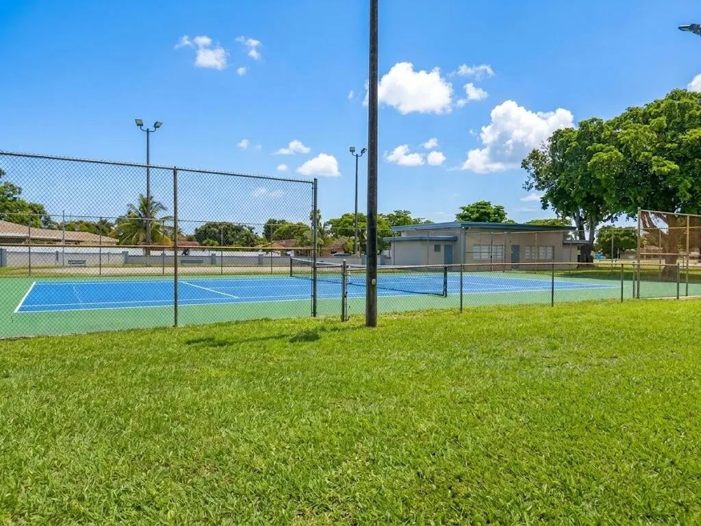 820 SW 49th Terrace
