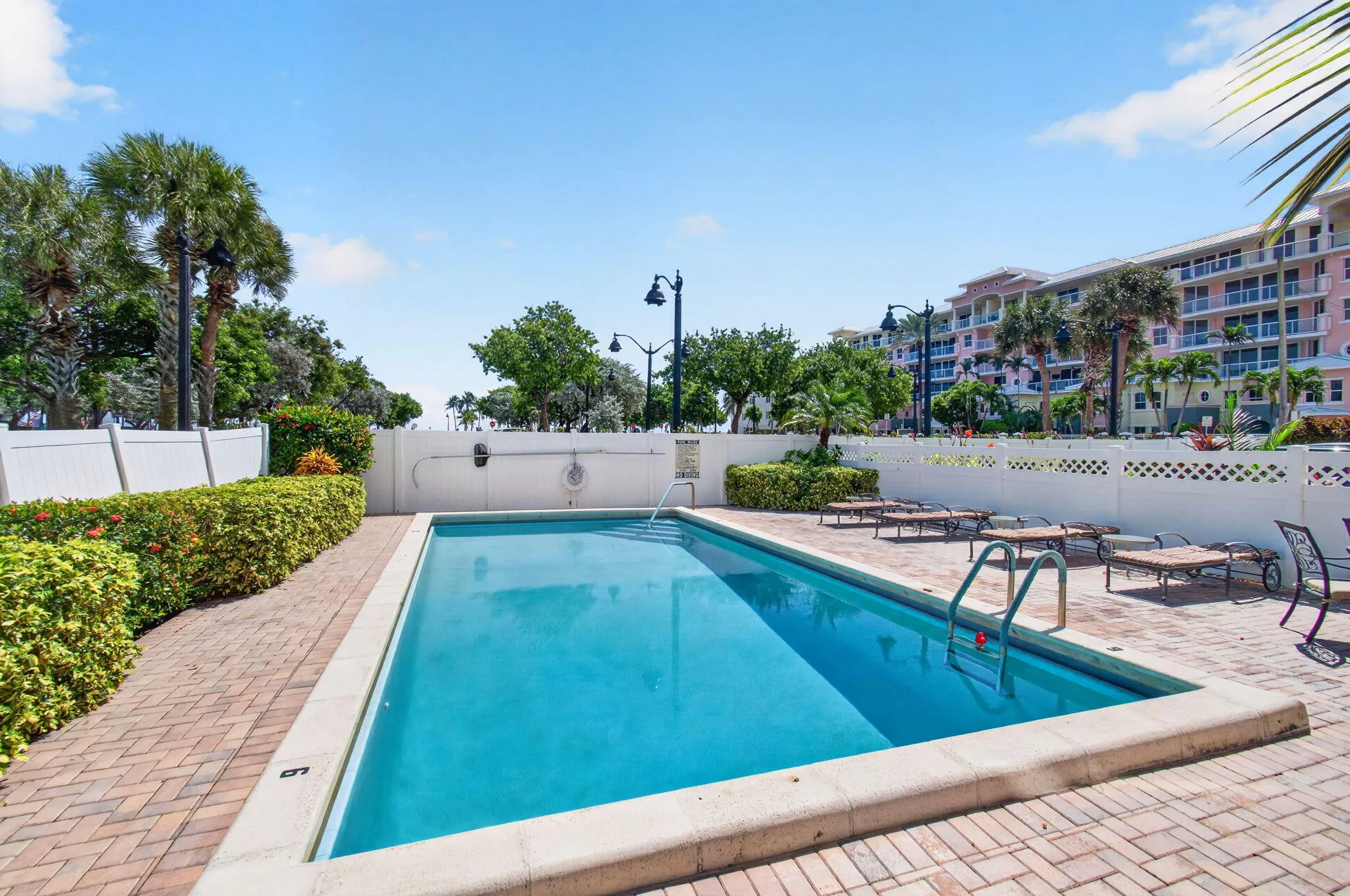 180 SE 20th Avenue #403