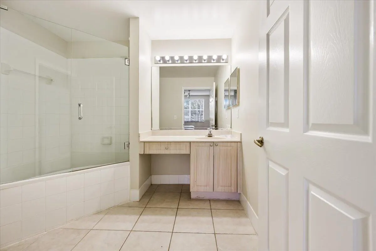 2060 GREENVIEW SHORES Boulevard #308