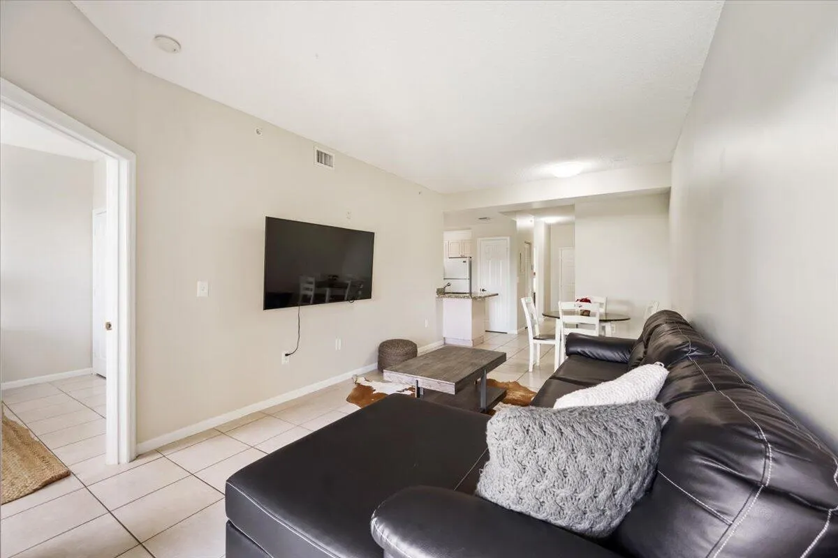 2060 GREENVIEW SHORES Boulevard #308
