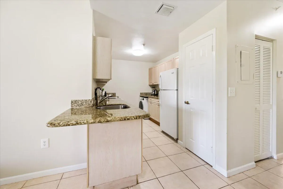 2060 GREENVIEW SHORES Boulevard #308