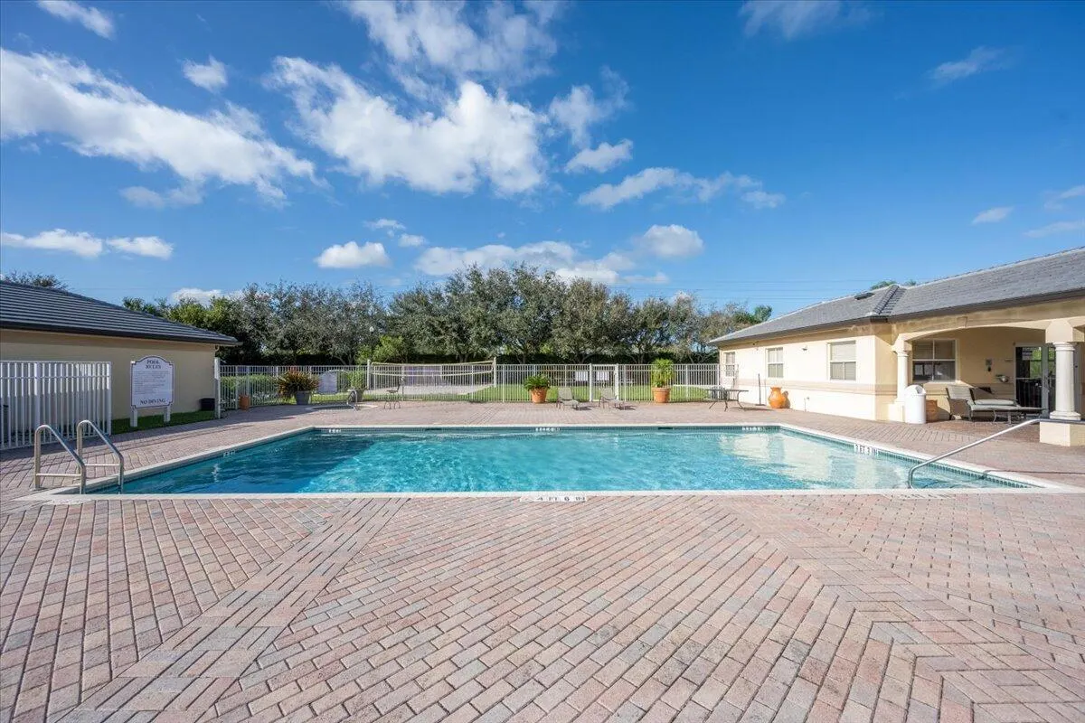 2060 GREENVIEW SHORES Boulevard #308
