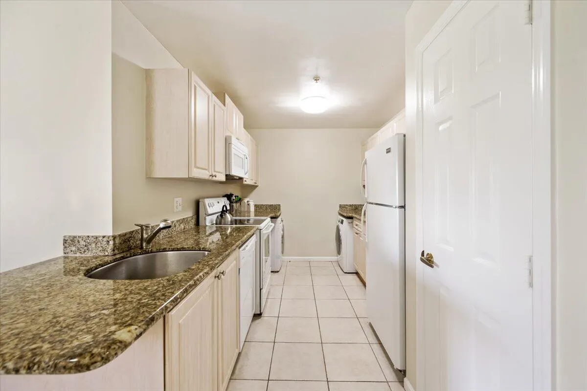 2060 GREENVIEW SHORES Boulevard #308