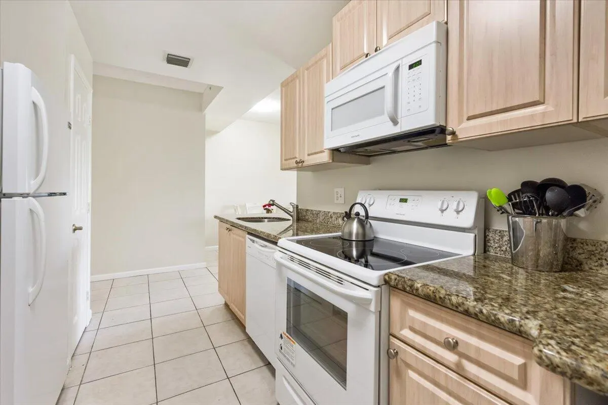 2060 GREENVIEW SHORES Boulevard #308
