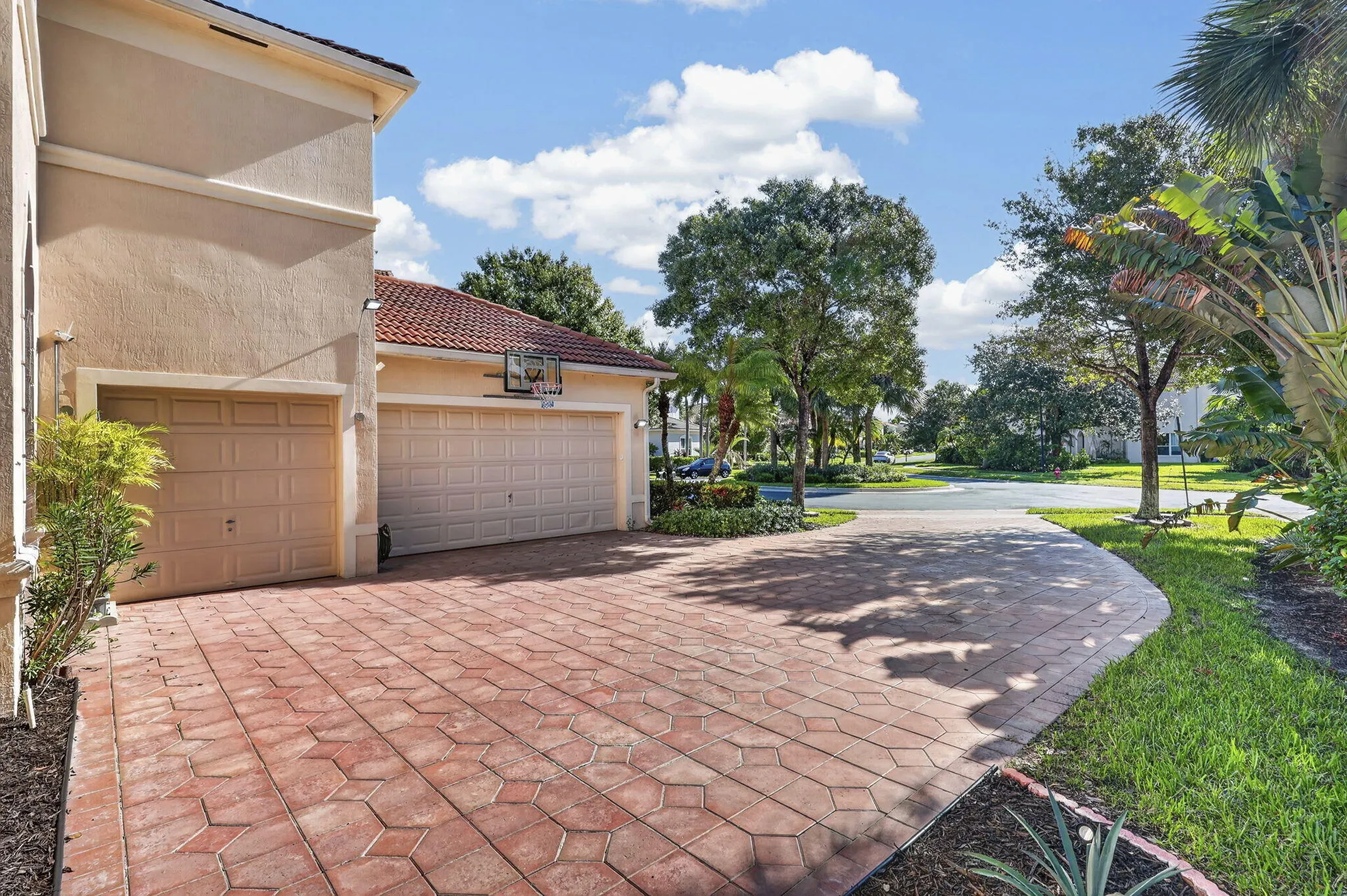 1217 CREEKSIDE Drive