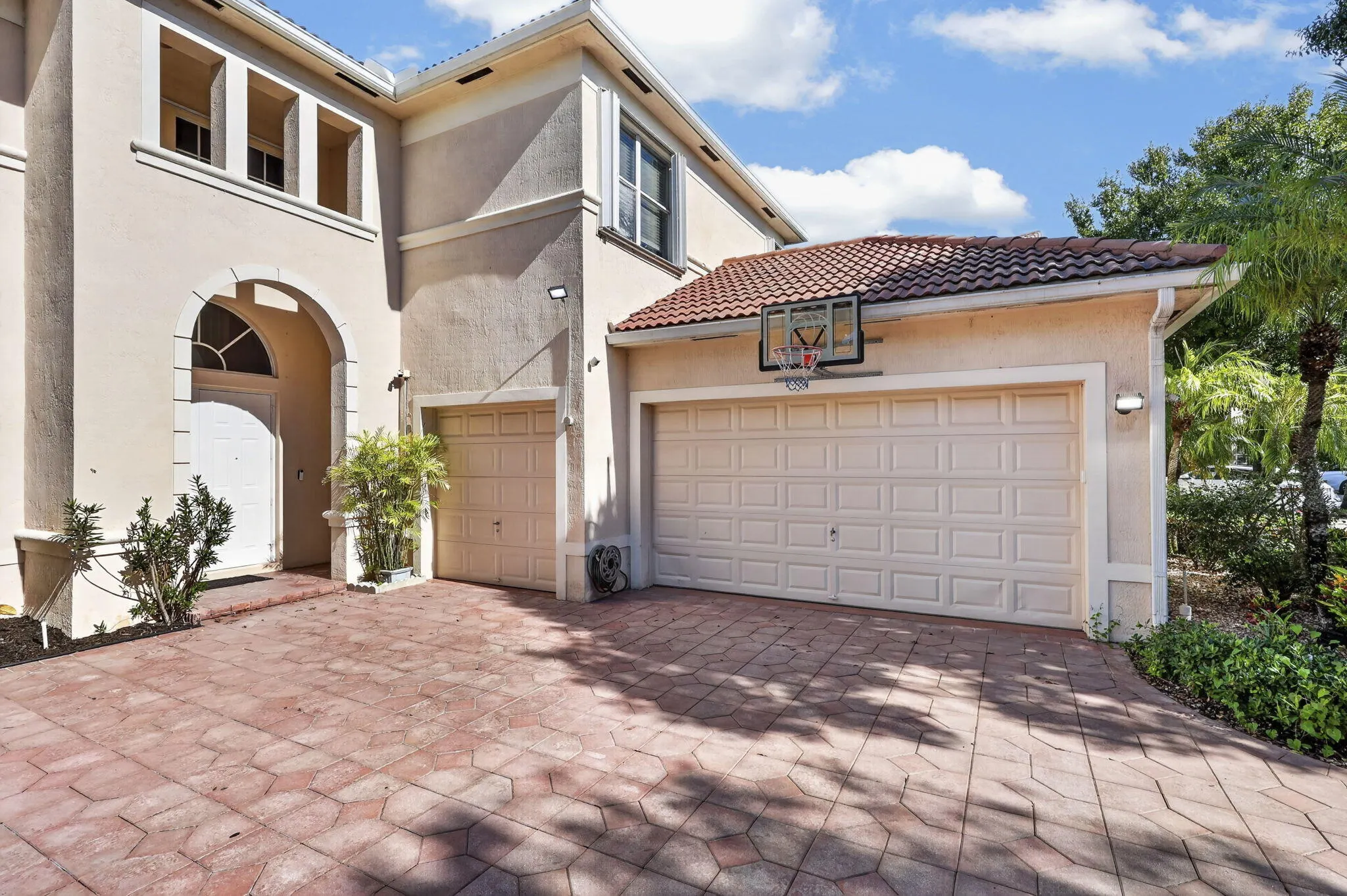 1217 CREEKSIDE Drive
