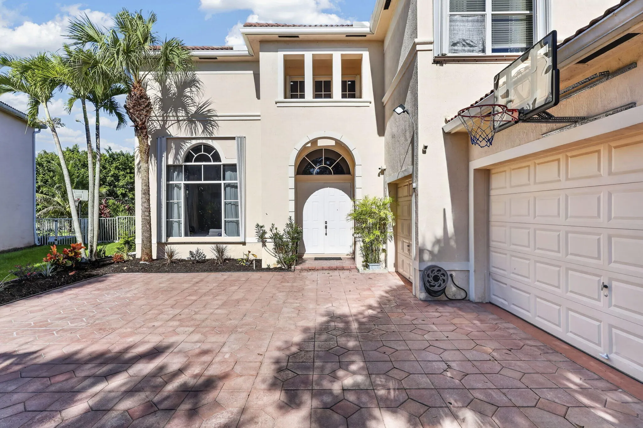 1217 CREEKSIDE Drive