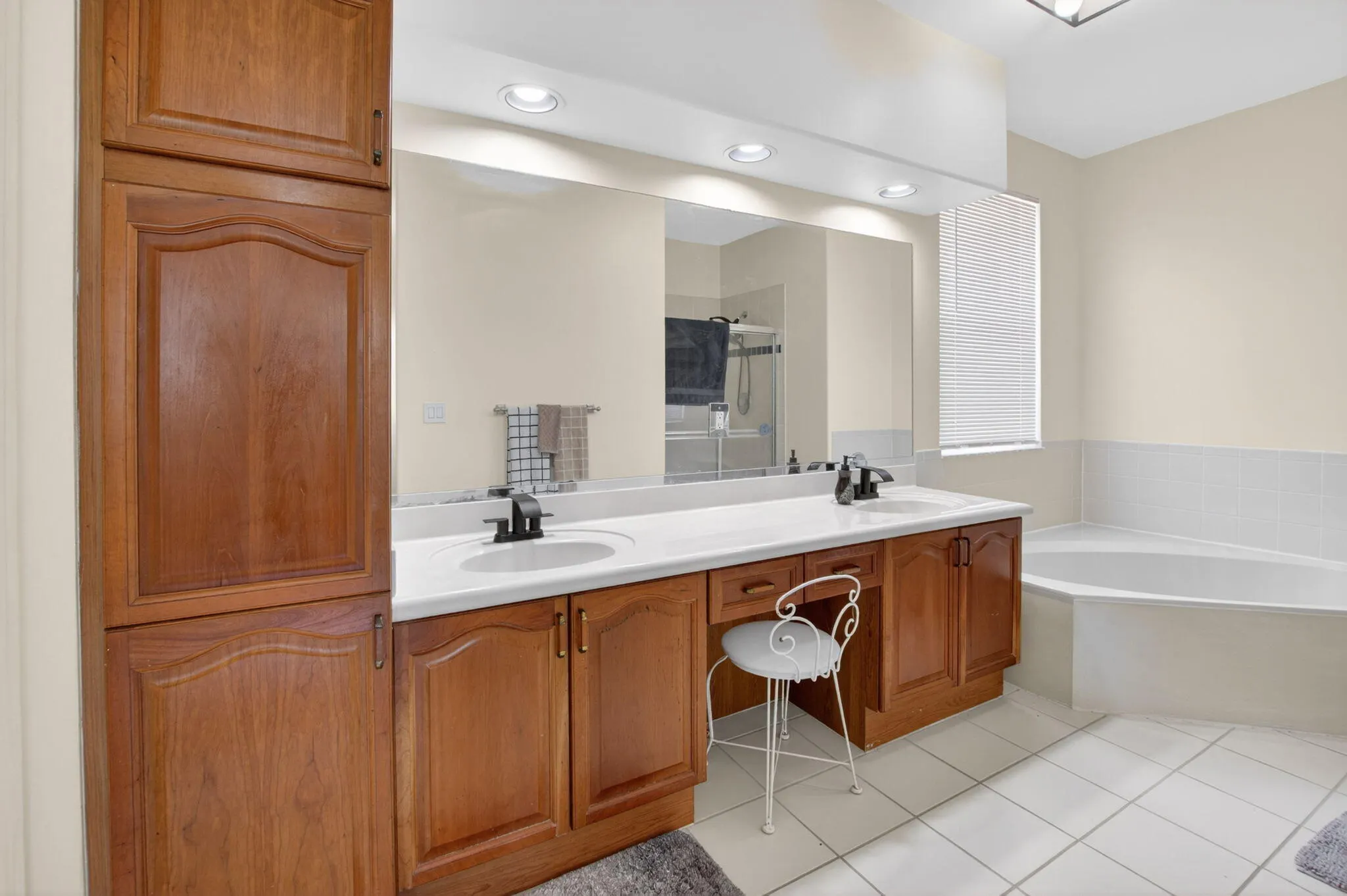 6207 SHADOW TREE Lane