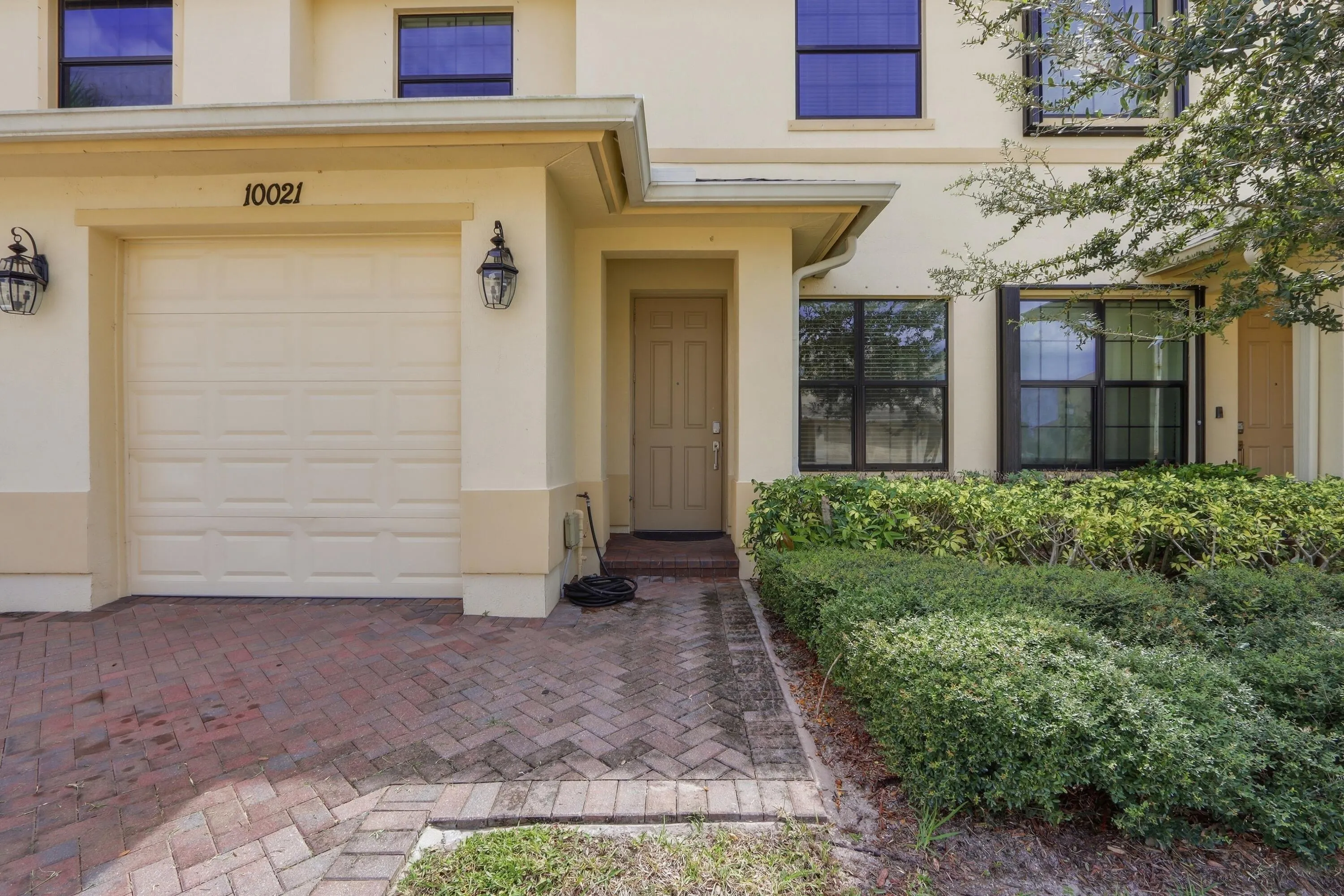 10021 W Villa Circle