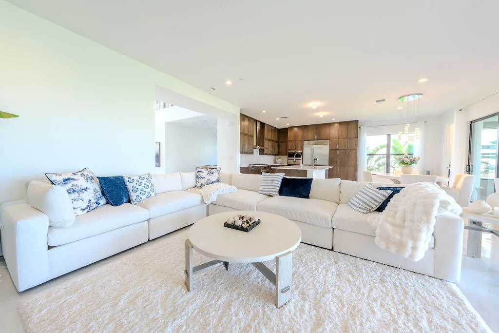 9515 ROYAL WOODS Manor