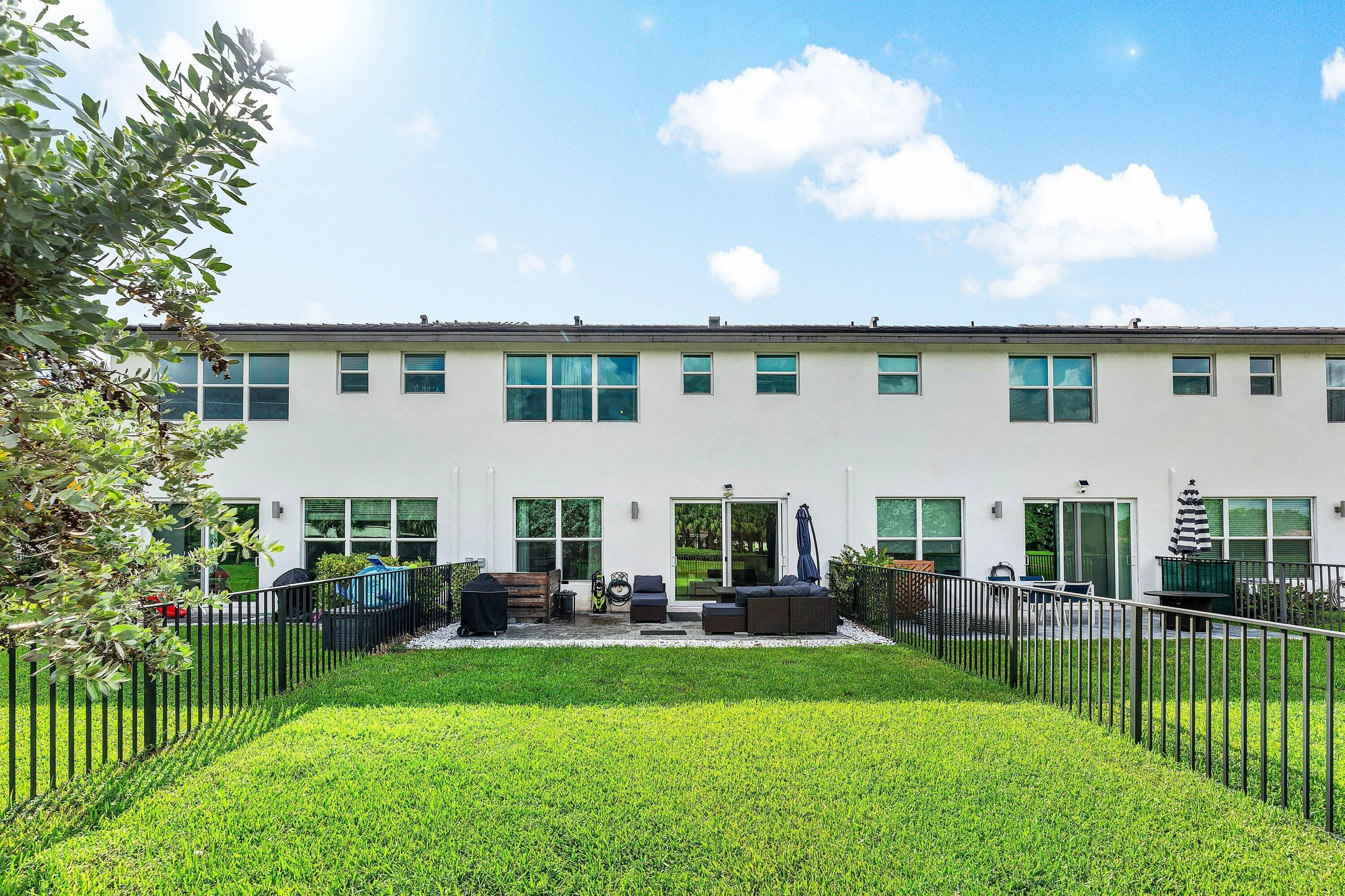 4392 VELEIROS Avenue